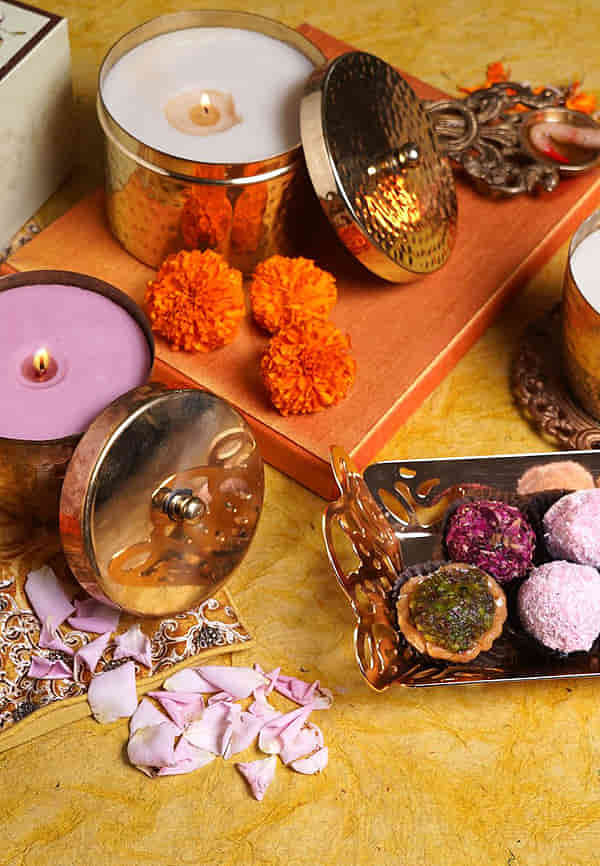 Sandalwood And Kesar Luxury Copper Candle - L – thumbnail 4